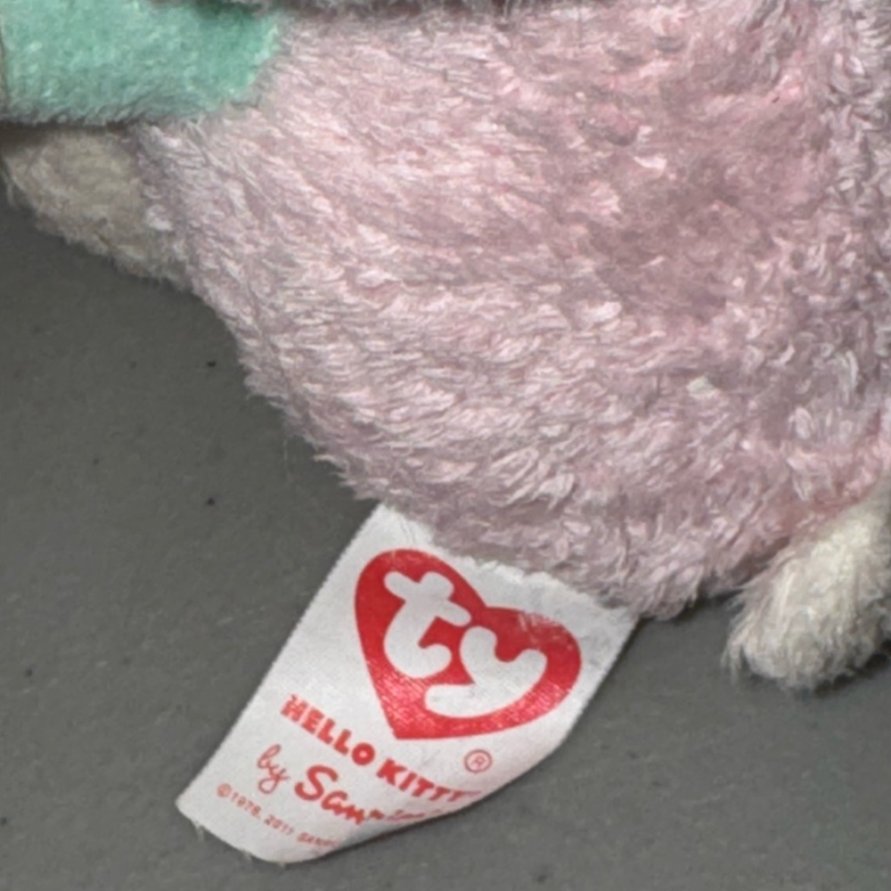 Hello Kitty Plush - Picture 6 of 8